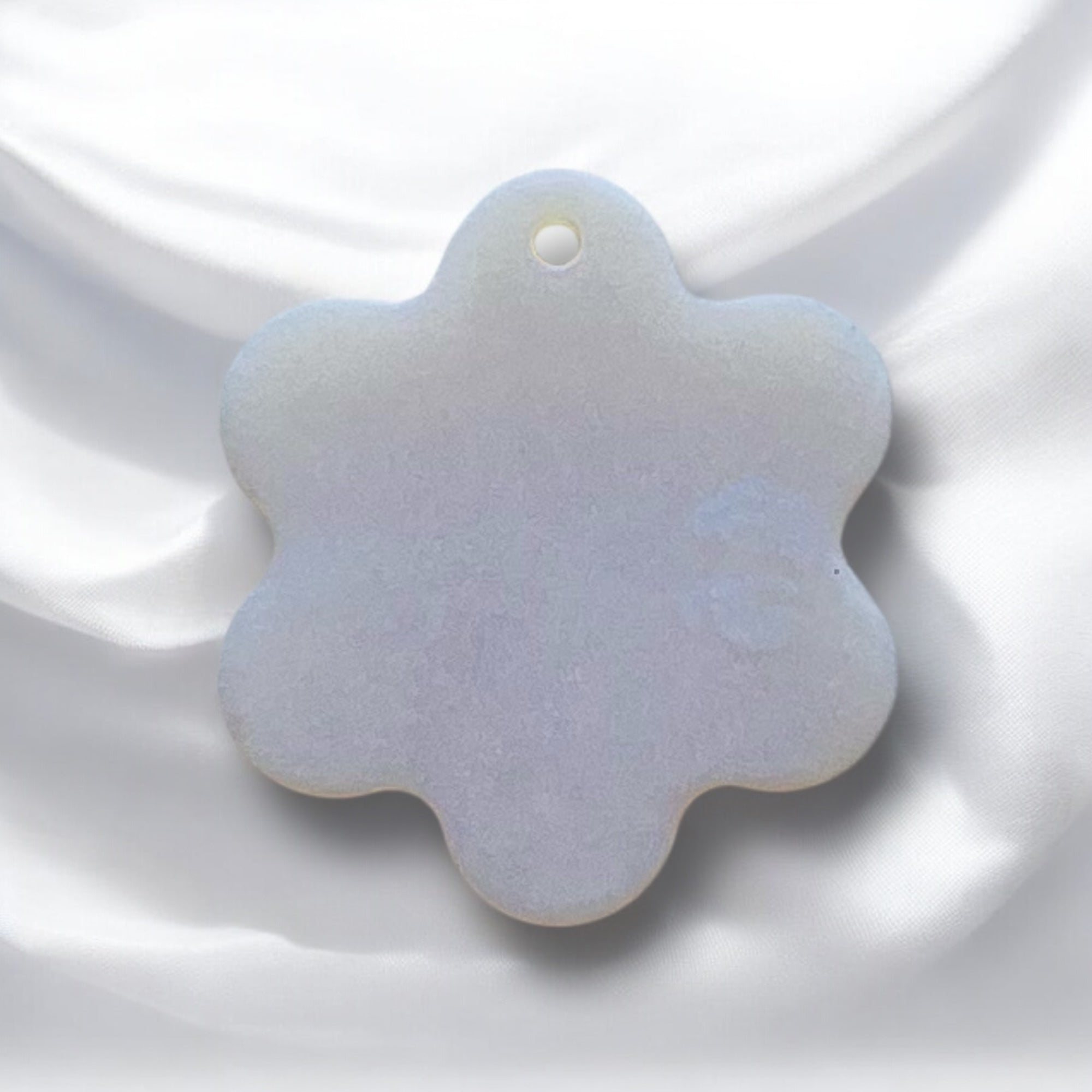 Chapita flor blanco nacarado (mediana)